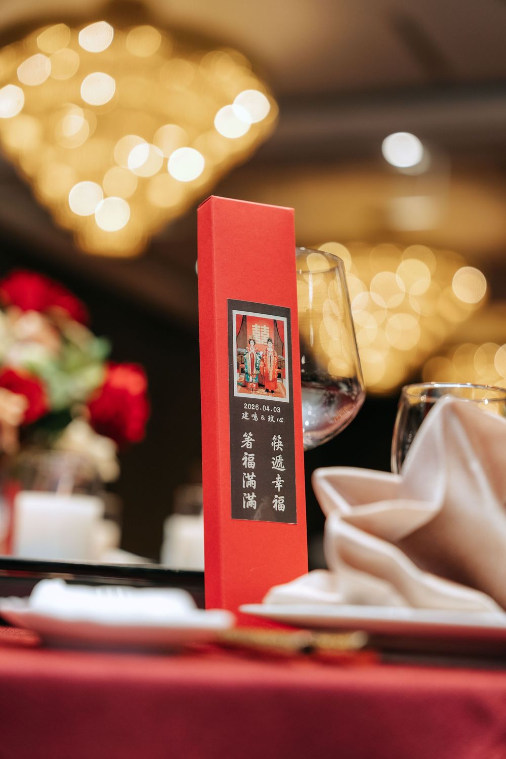 高雄老新台菜婚禮攝影紀錄，由渴望影像攝影師 Eric 拍攝。從早上迎娶儀式到午宴婚禮，完整記錄新人與家人的自然互動、經典合照及類婚紗畫面。Eric 擅長婚宴現場場控與專業燈光配置，即使在不同宴會餐廳與複雜光線環境中，也能穩定呈現自然膚色、立體光影與清楚畫面，留下耐看且真實的台灣婚