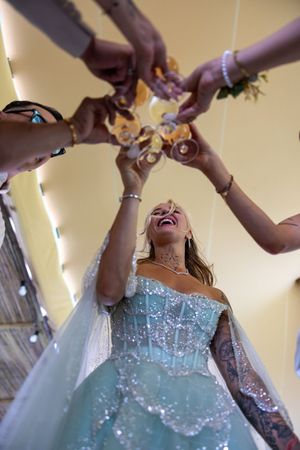 Mariée photographiée durant l'apéro d'un mariage en Suisse.