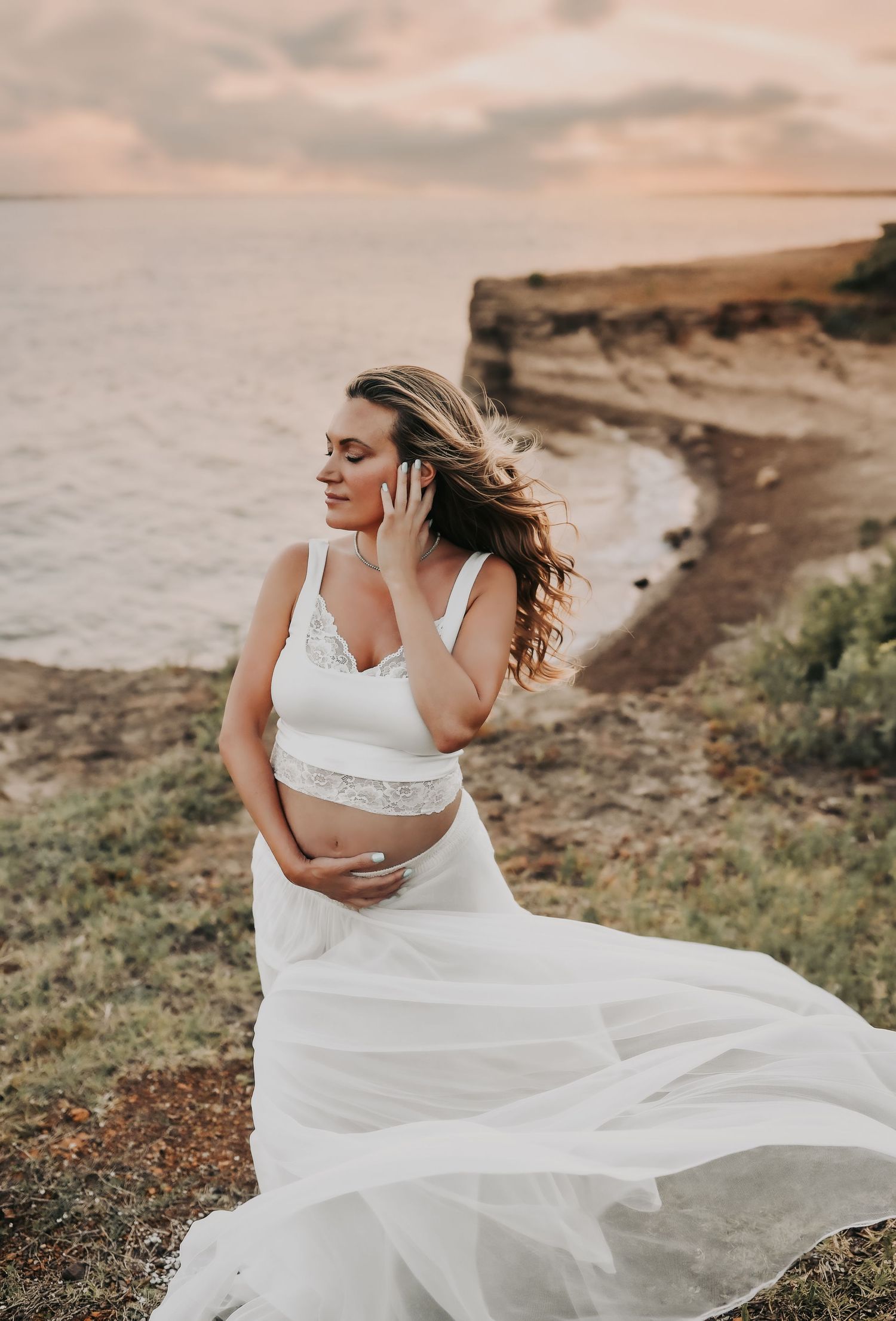 Outdoor maternity session with dramatic limestone cliffs