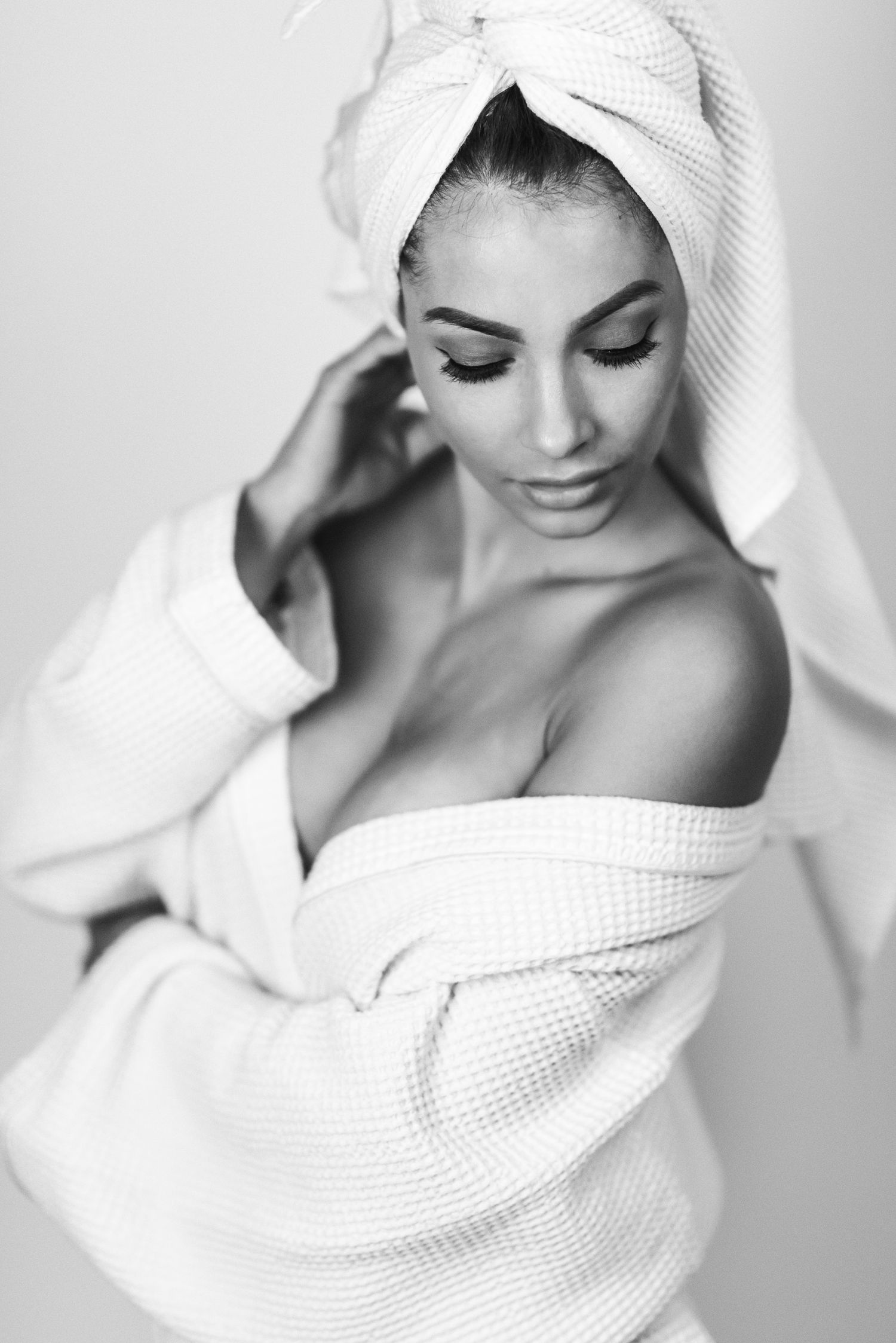Ritratto in bianco e nero in stile editoriale avvolto in un telo da bagno caratterizzato da un'estetica intima ispirata alla serie towels