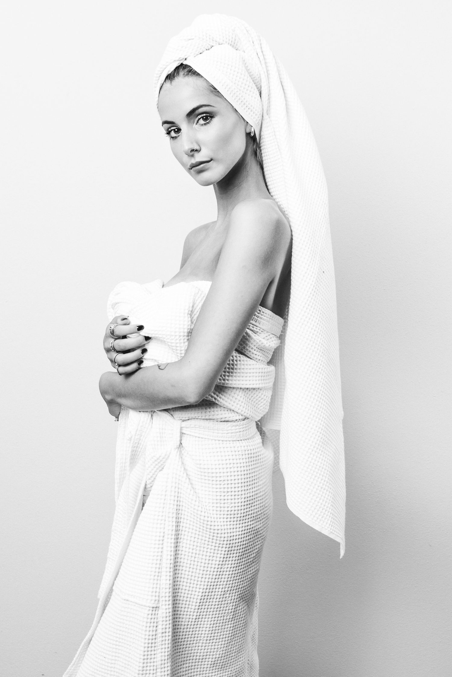 Ritratto in bianco e nero in stile editoriale avvolto in un telo da bagno caratterizzato da un'estetica intima ispirata alla serie towels
