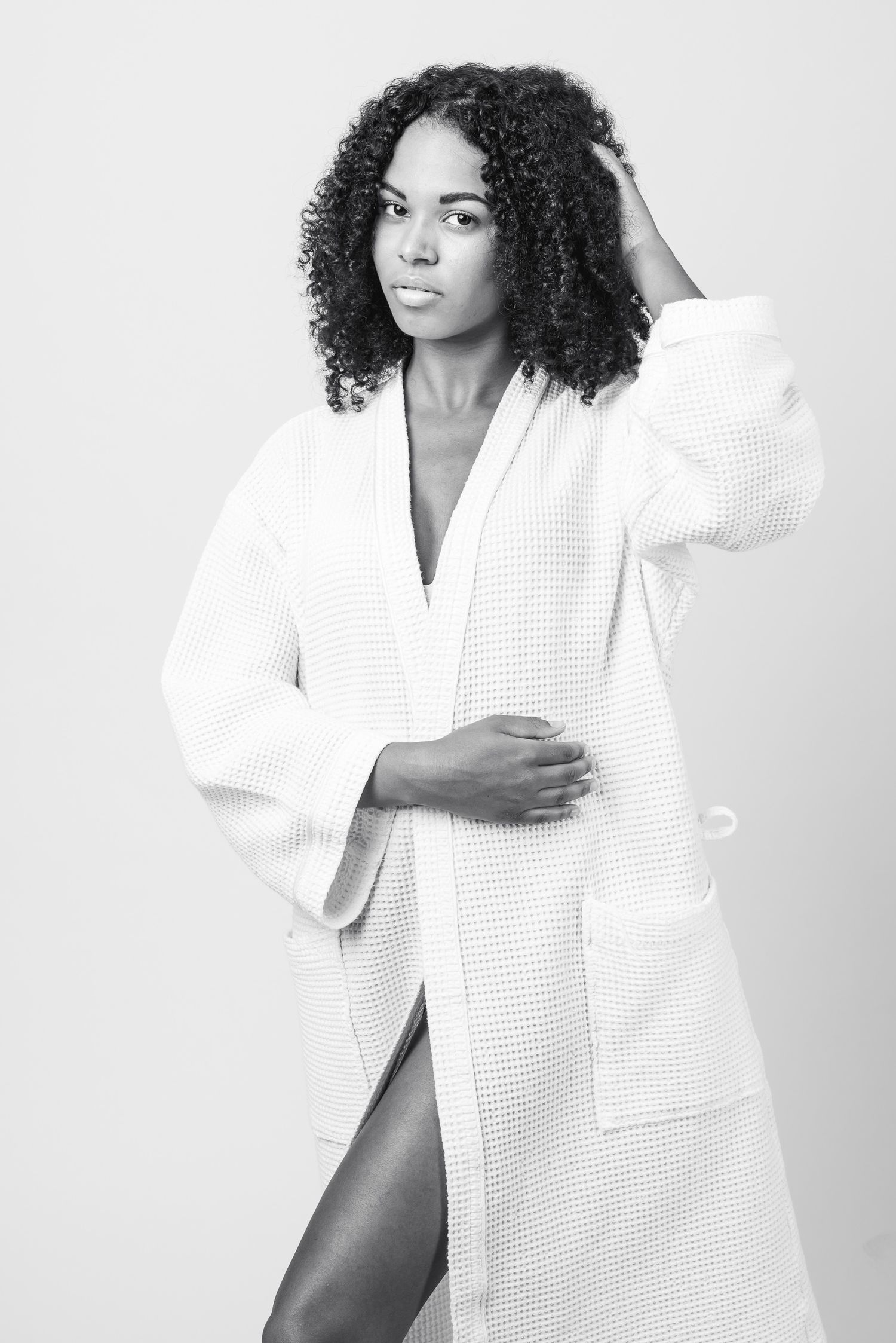Ritratto in bianco e nero in stile editoriale avvolto in un telo da bagno caratterizzato da un'estetica intima ispirata alla serie towels