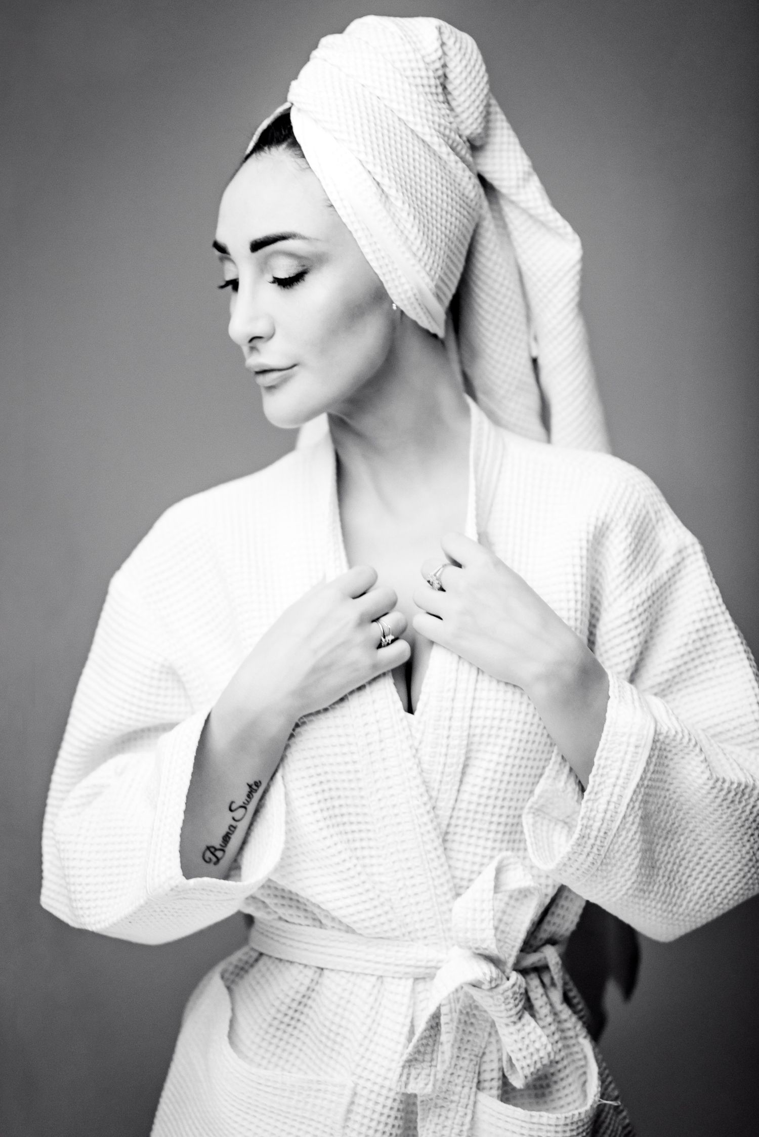 Ritratto in bianco e nero in stile editoriale avvolto in un telo da bagno caratterizzato da un'estetica intima ispirata alla serie towels