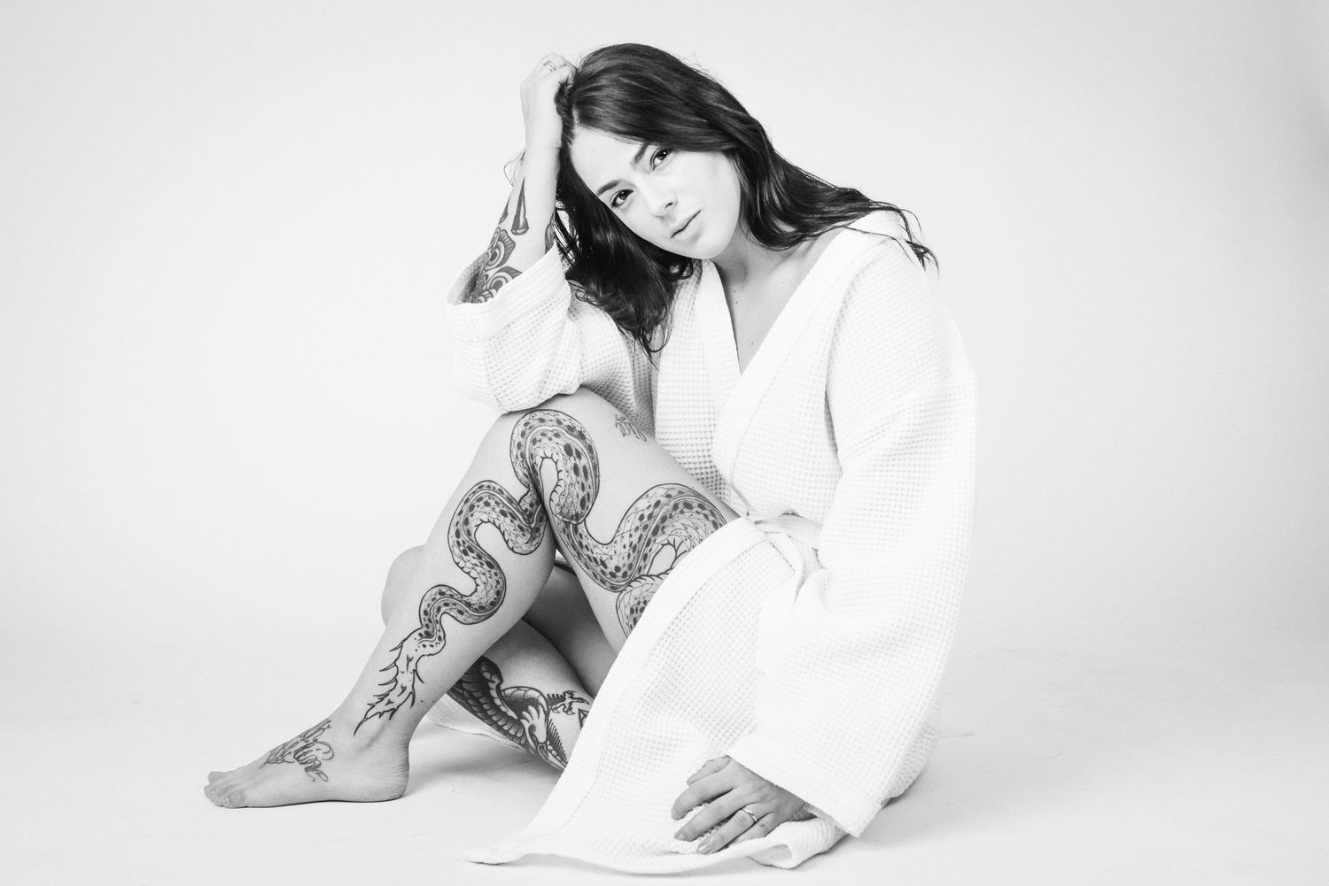 Ritratto in bianco e nero in stile editoriale avvolto in un telo da bagno caratterizzato da un'estetica intima ispirata alla serie towels