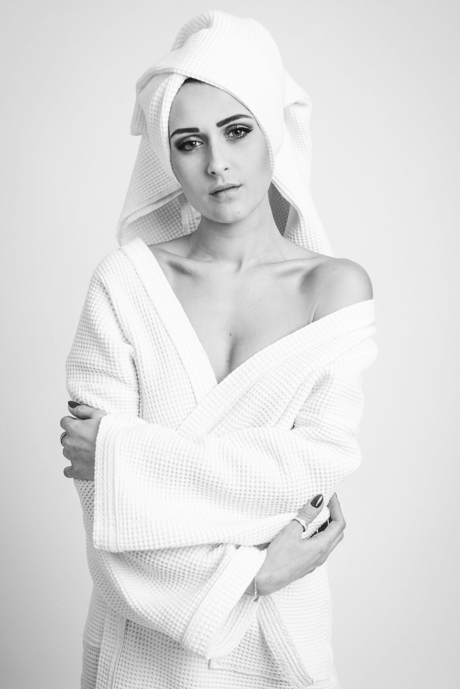 Ritratto in bianco e nero in stile editoriale avvolto in un telo da bagno caratterizzato da un'estetica intima ispirata alla serie towels