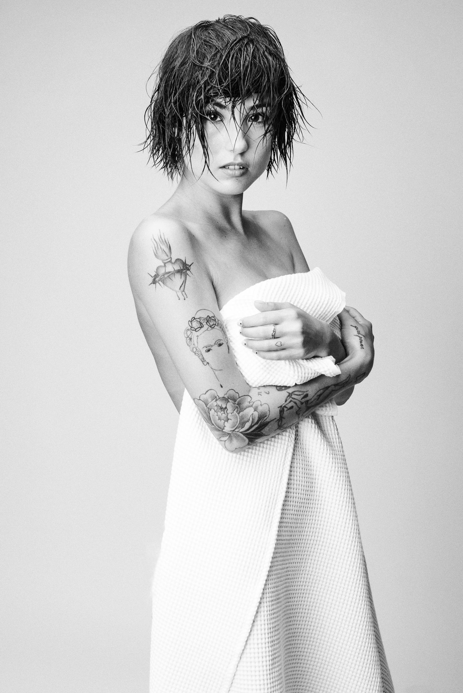 Ritratto in bianco e nero in stile editoriale avvolto in un telo da bagno caratterizzato da un'estetica intima ispirata alla serie towels