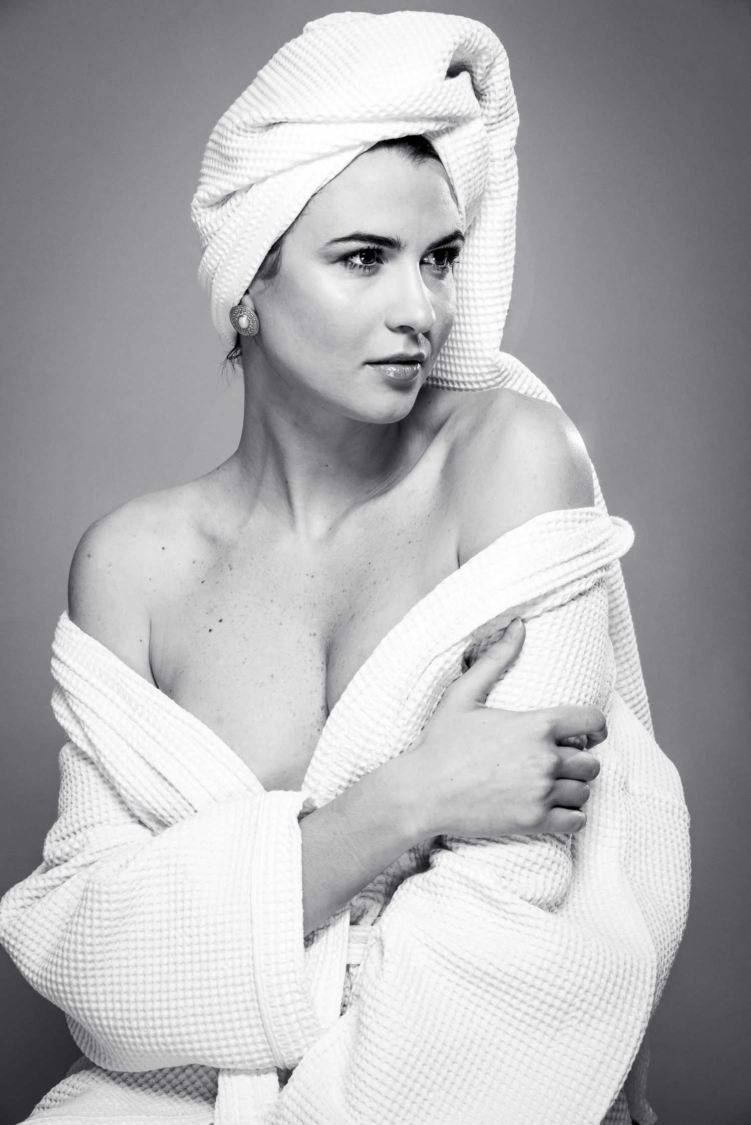 Ritratto in bianco e nero in stile editoriale avvolto in un telo da bagno caratterizzato da un'estetica intima ispirata alla serie towels