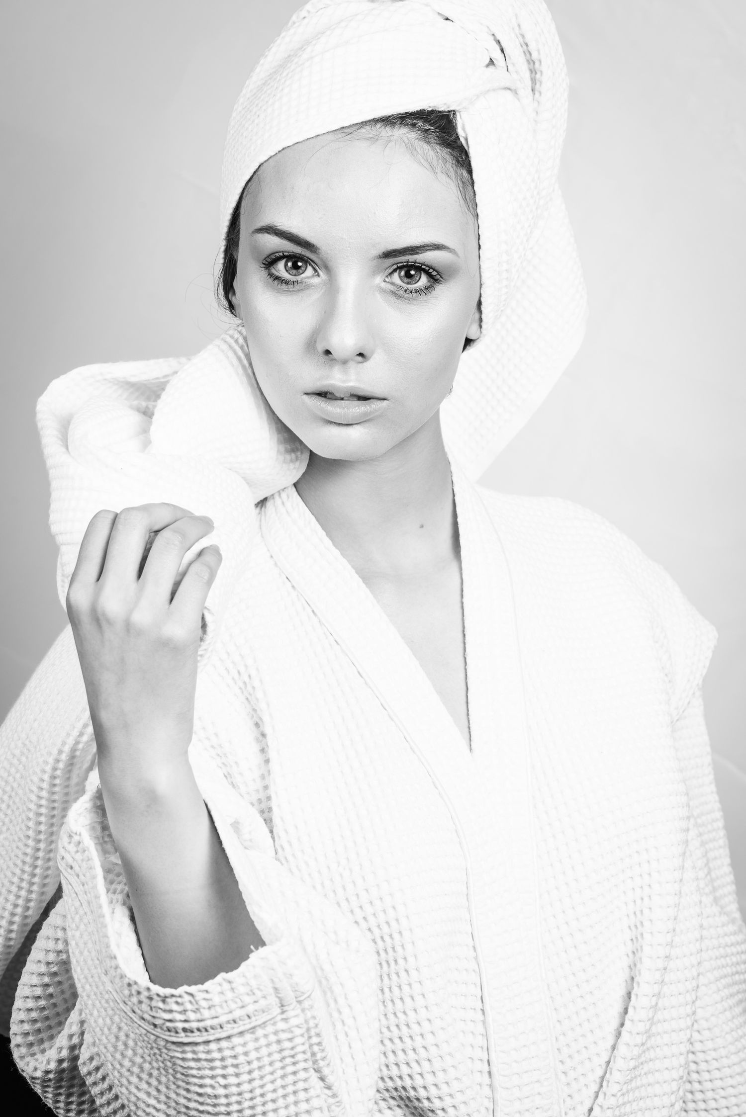 Ritratto in bianco e nero in stile editoriale avvolto in un telo da bagno caratterizzato da un'estetica intima ispirata alla serie towels