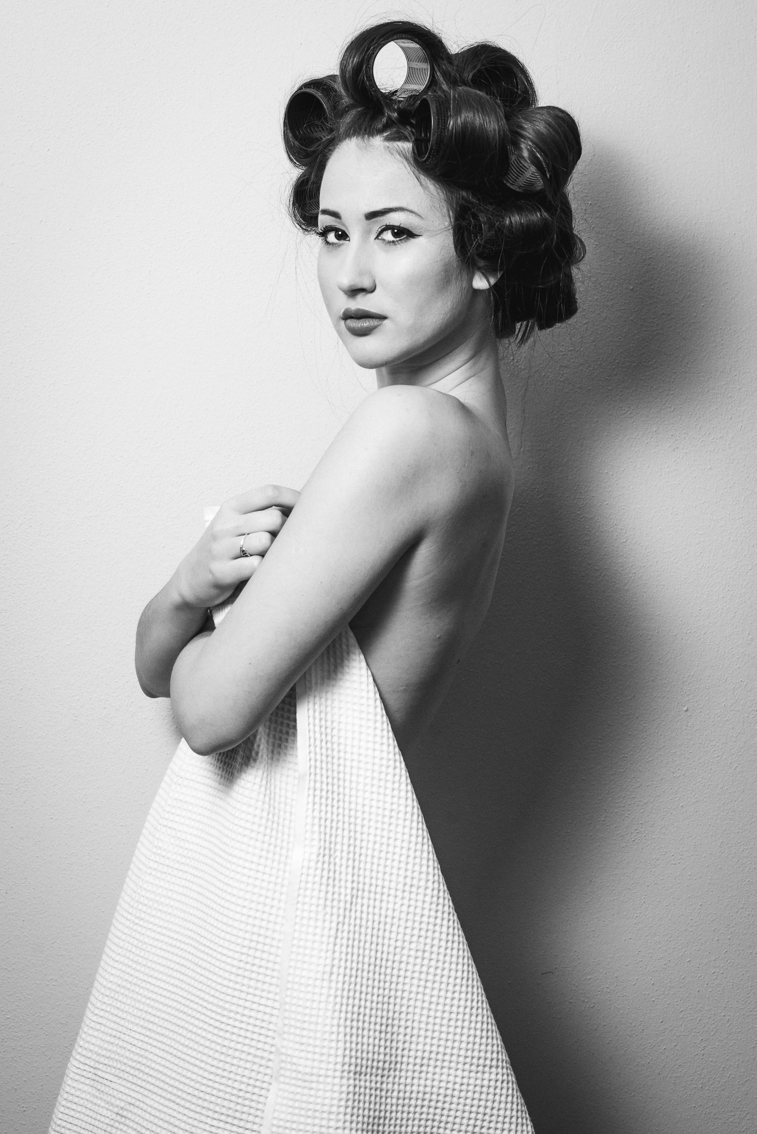 Ritratto in bianco e nero in stile editoriale avvolto in un telo da bagno caratterizzato da un'estetica intima ispirata alla serie towels