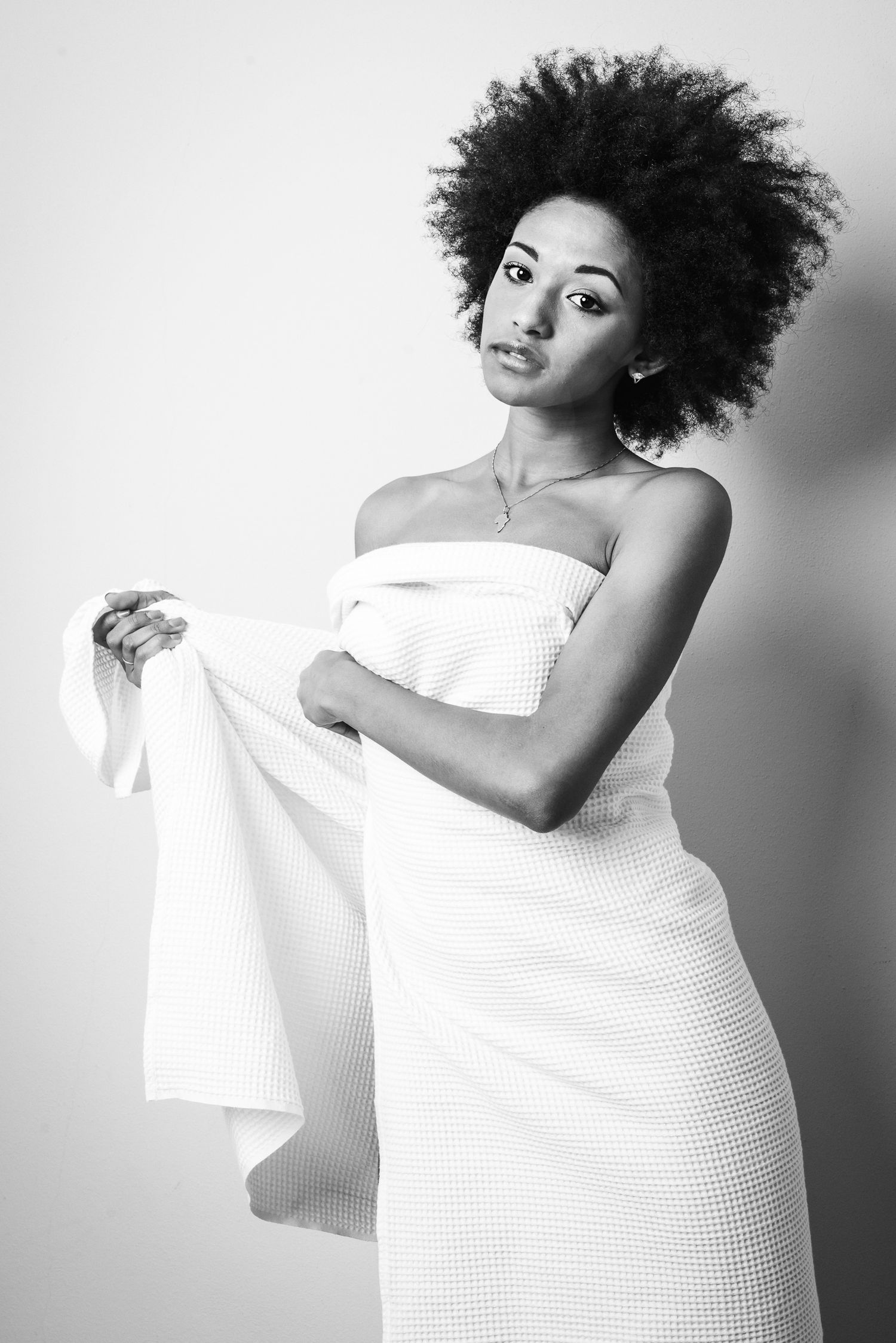 Ritratto in bianco e nero in stile editoriale avvolto in un telo da bagno caratterizzato da un'estetica intima ispirata alla serie towels