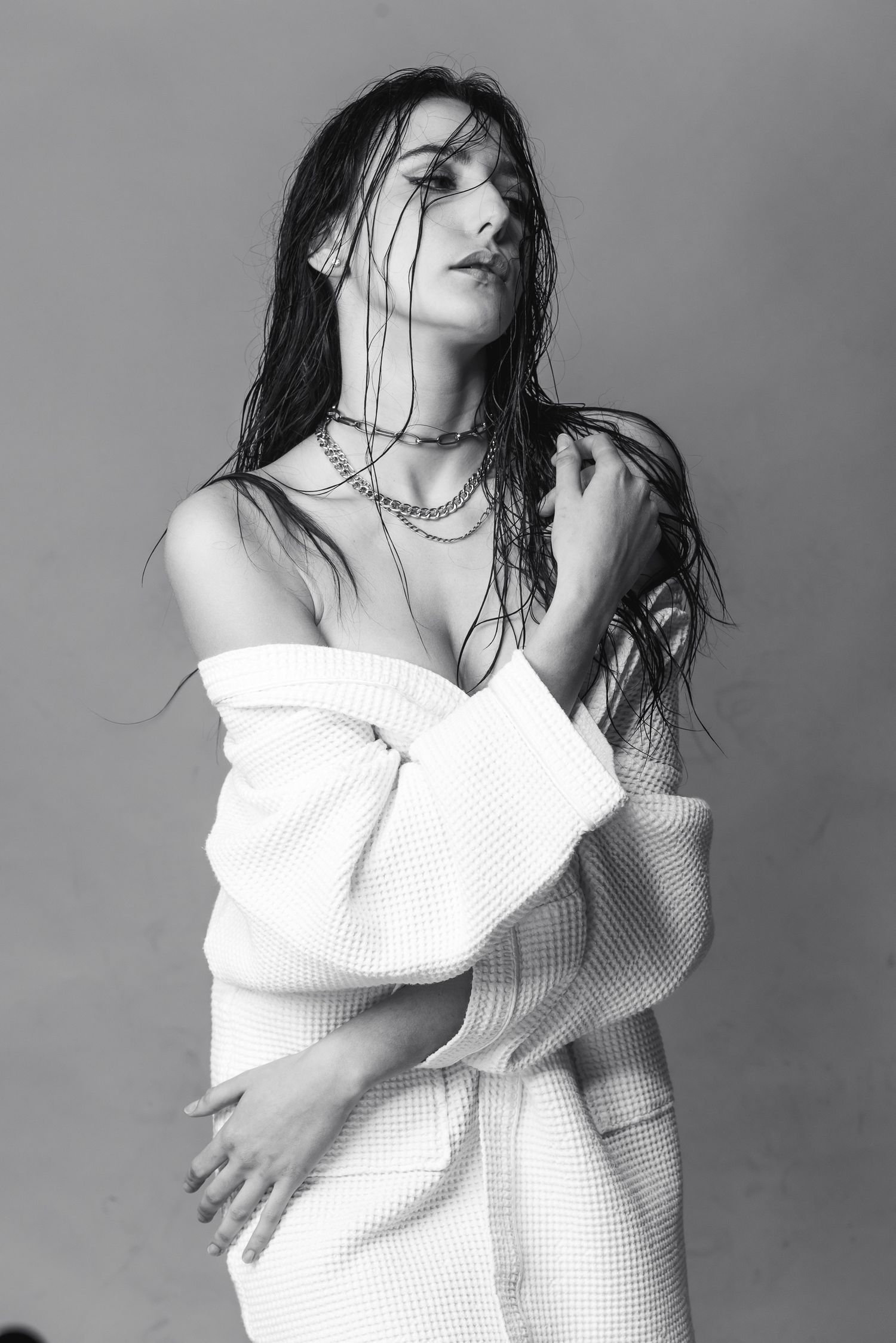 Ritratto in bianco e nero in stile editoriale avvolto in un telo da bagno caratterizzato da un'estetica intima ispirata alla serie towels
