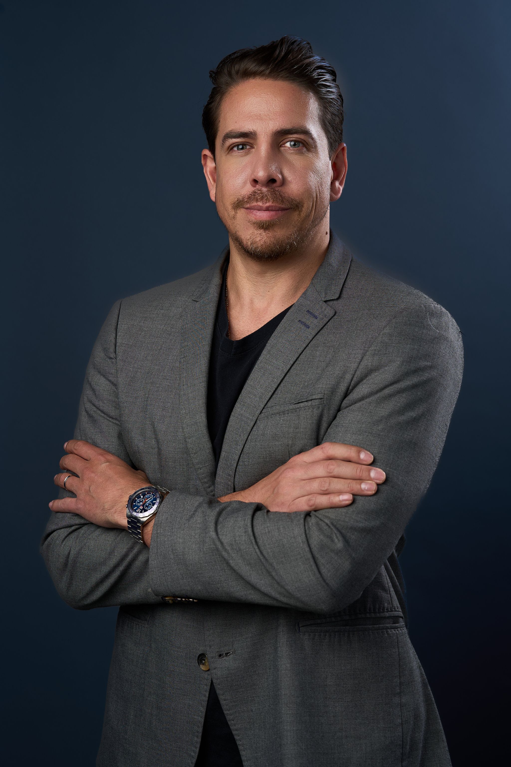 retrato corporativo de hombre en fondo azul cdmx