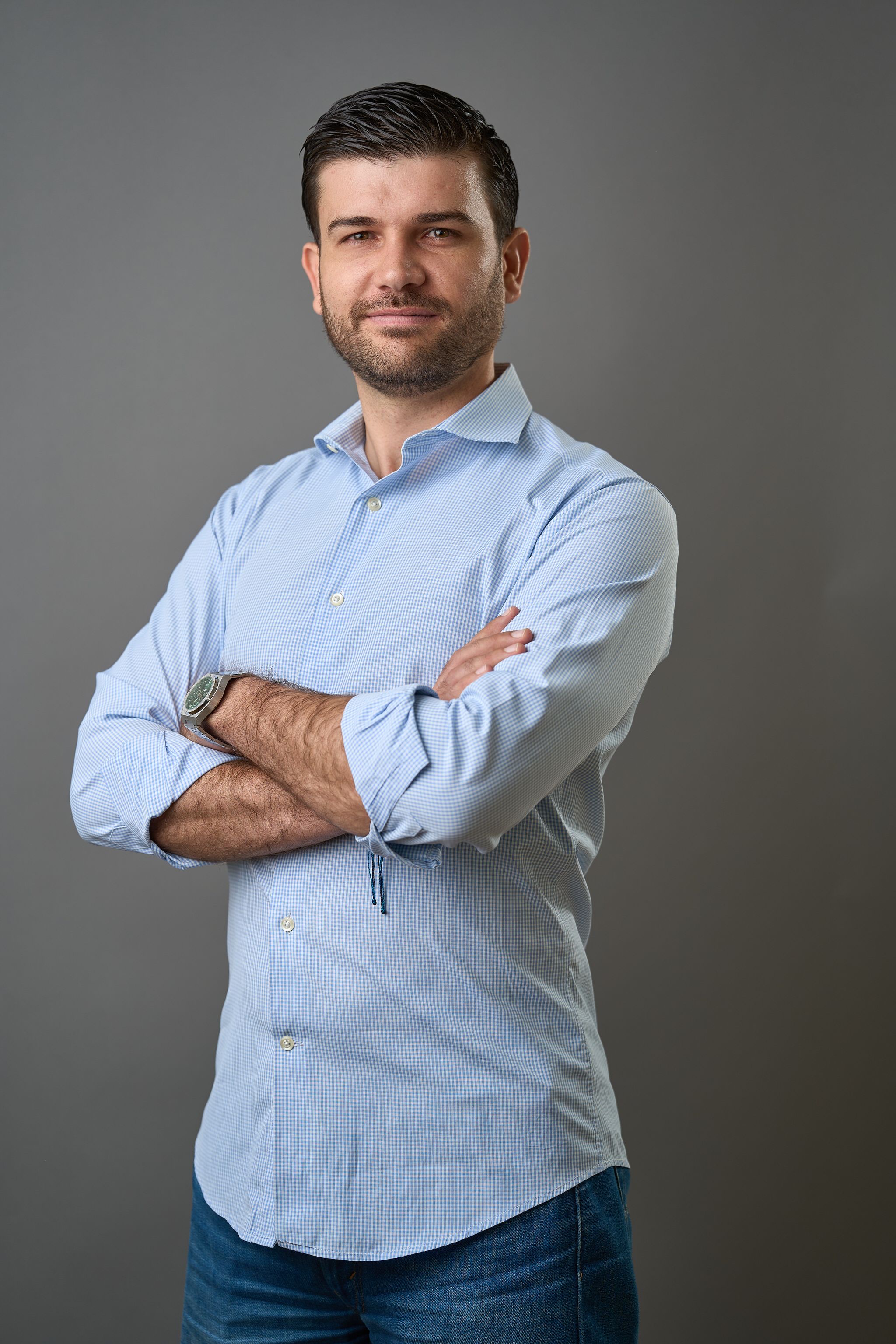 retrato corporativo de hombre en fondo gris cdmx