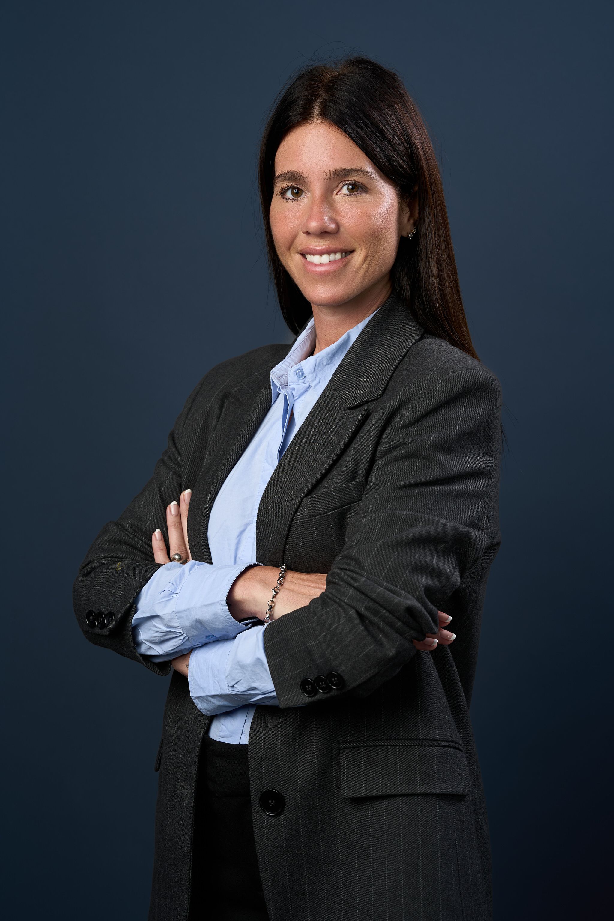 retrato corporativo de mujer CEO en TP en fondo azul cdmx