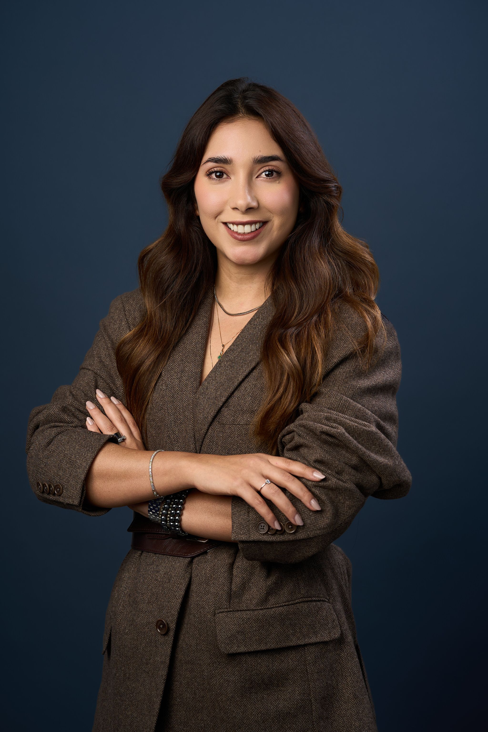 retrato corporativo de mujer en fondo azul cdmx
