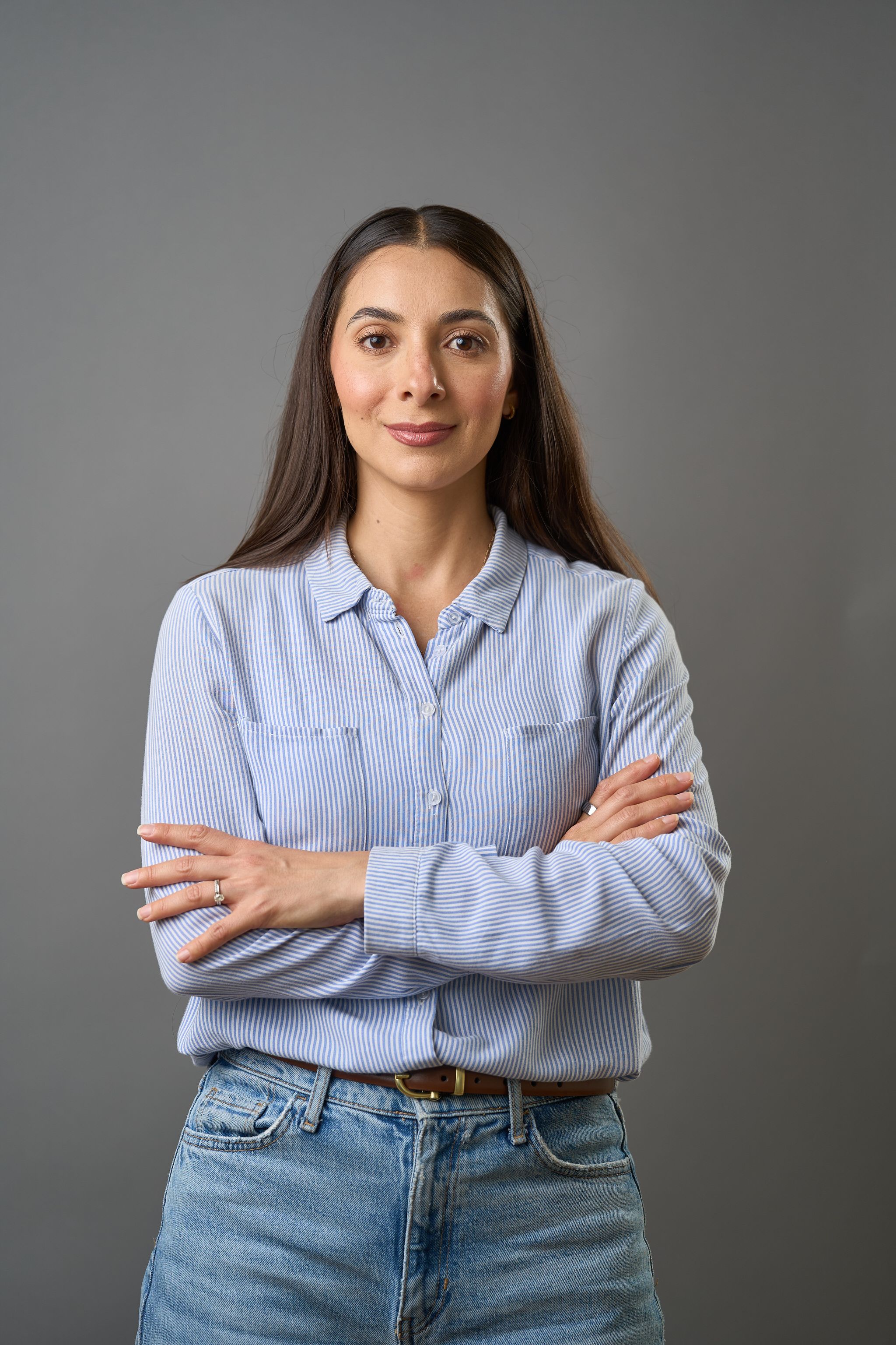 retrato profesional de mujer en fondo gris cdmx
