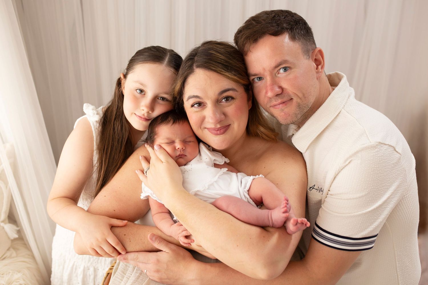 family portrait newborn shoot by little wonderland photography widnes cheshire near warrington runcorn st helens liverpool runcorn