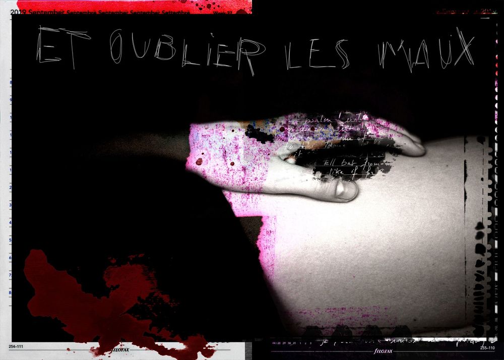 French text art print featuring a hand with dark ink splatter and red blood-like drips, reading ET OUBLIER LES MAUX.