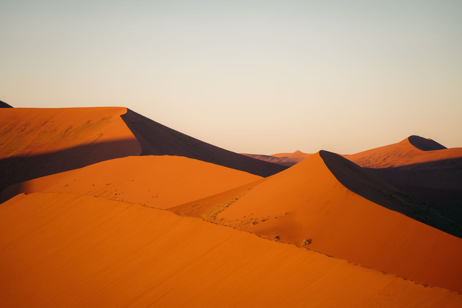 dunes du désert de sossusvlei au lever du soleil