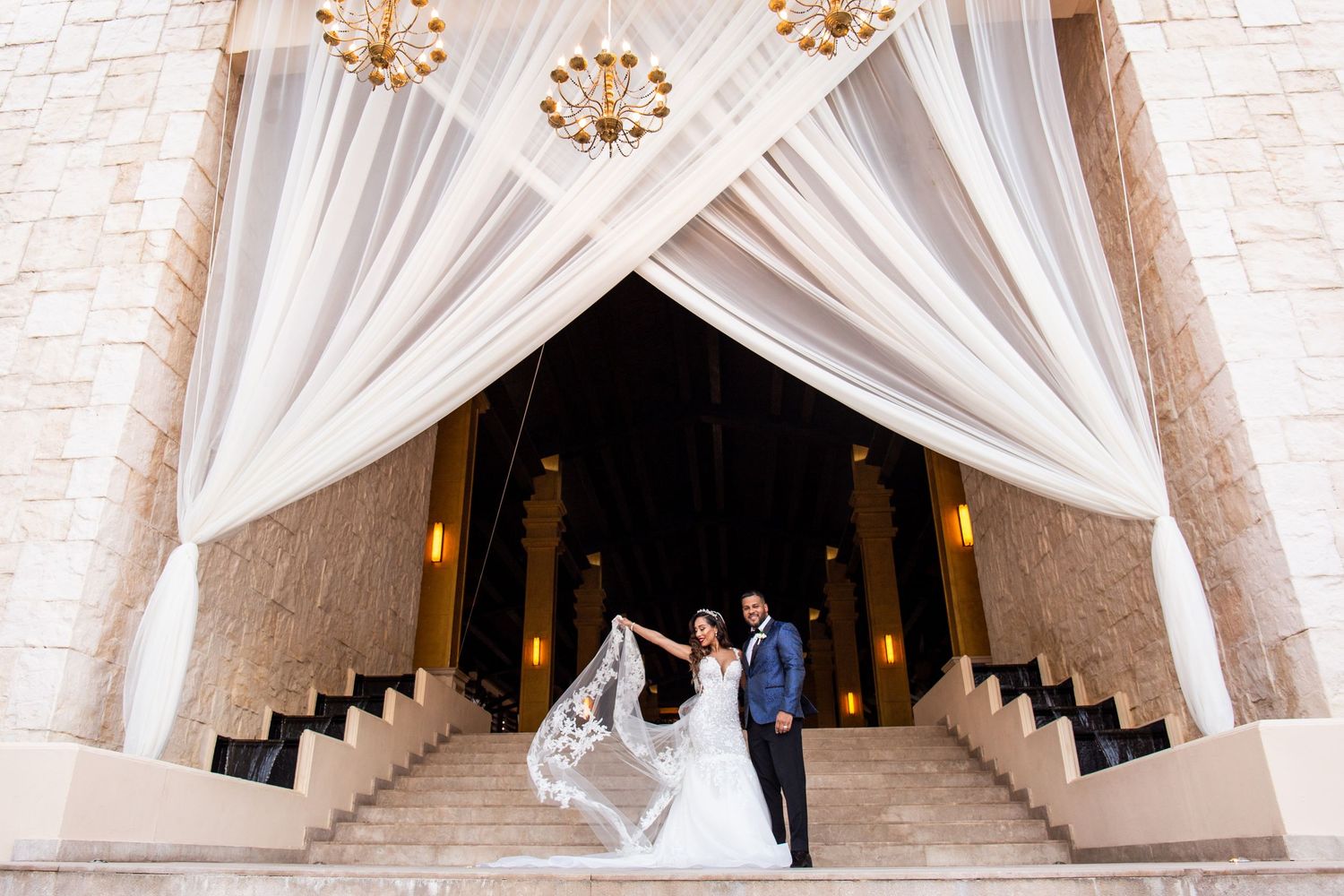 dreamshotels-wedding-chandelier-bridetobe-dreamsrivieracancun-staircase-weddingsuit