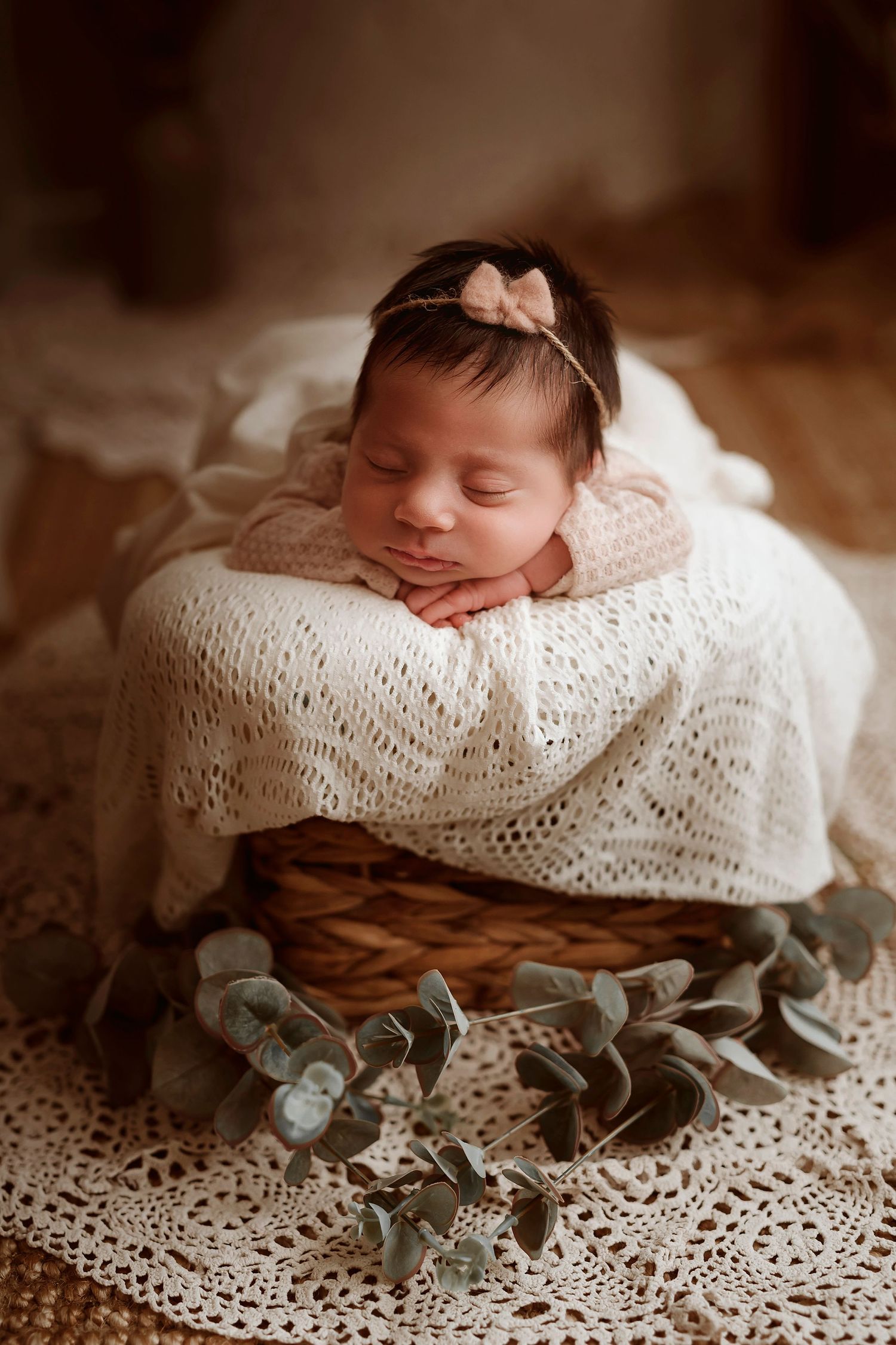 Bimba neonata posizionata dentro una cesta, fotografia neonato, fotografo neonati catania