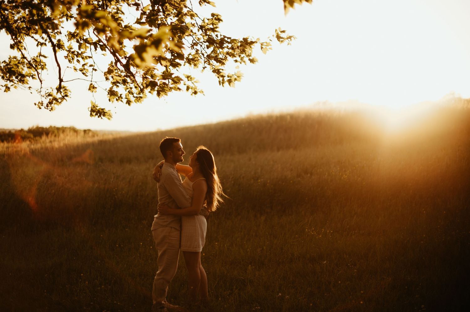 Séance photo naturelle de couple au couché du soleil dans le Tarn
