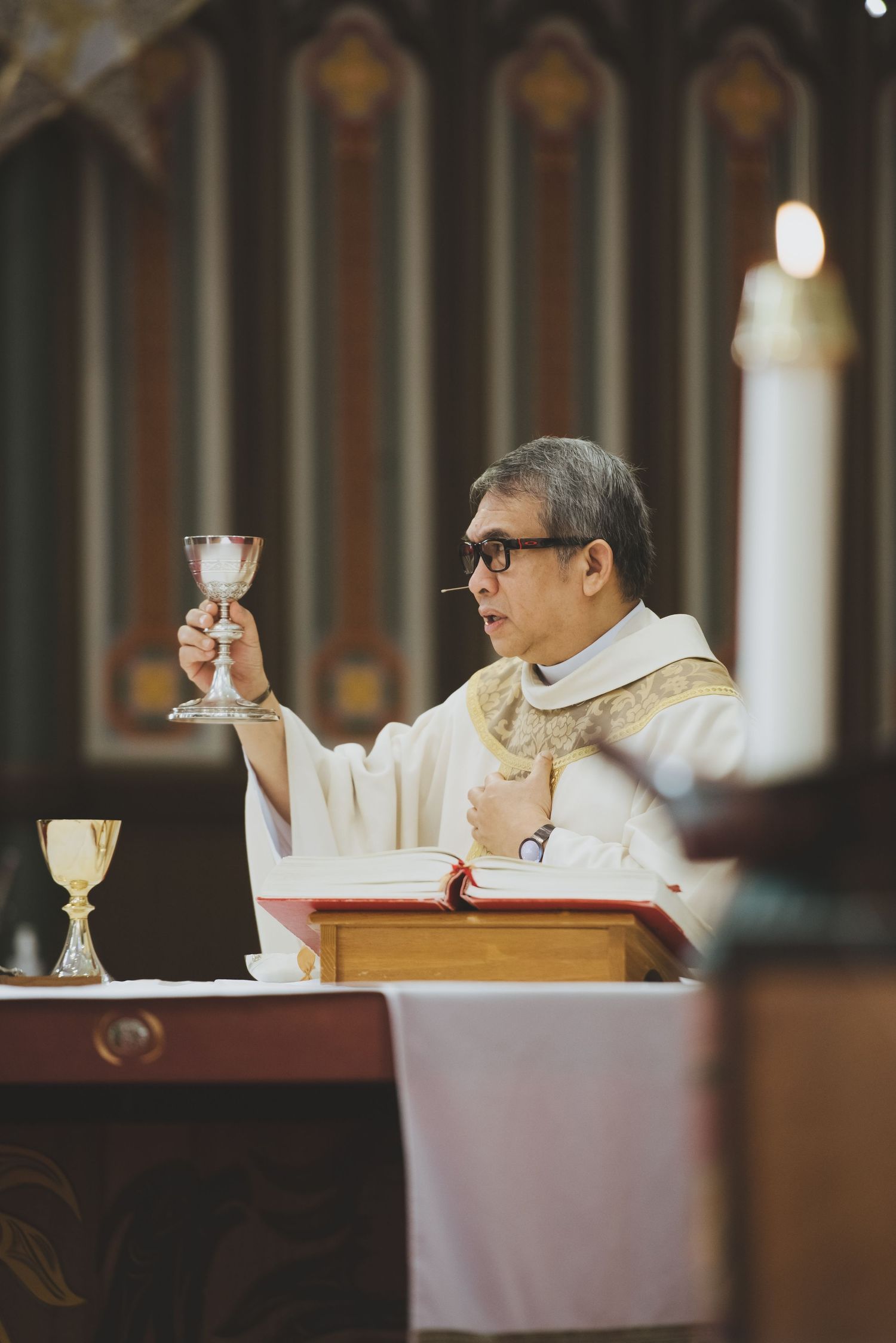 father dino consecrating the eucharist at st andrew's cathedral in victoria british columbia