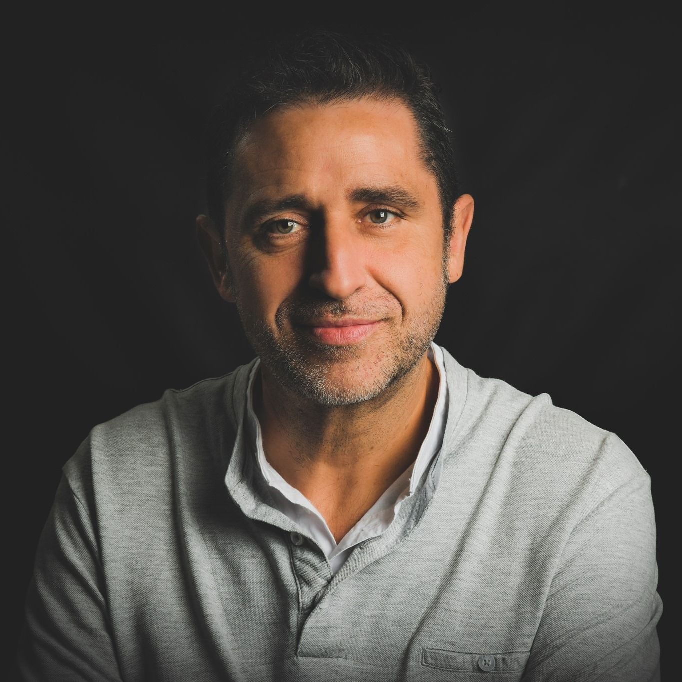 Retrato de Juan Llavio, fotógrafo de bodas documental en Asturias
