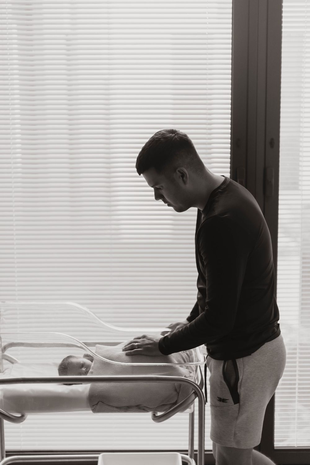 central coast maternity photographer capturing pregnancy