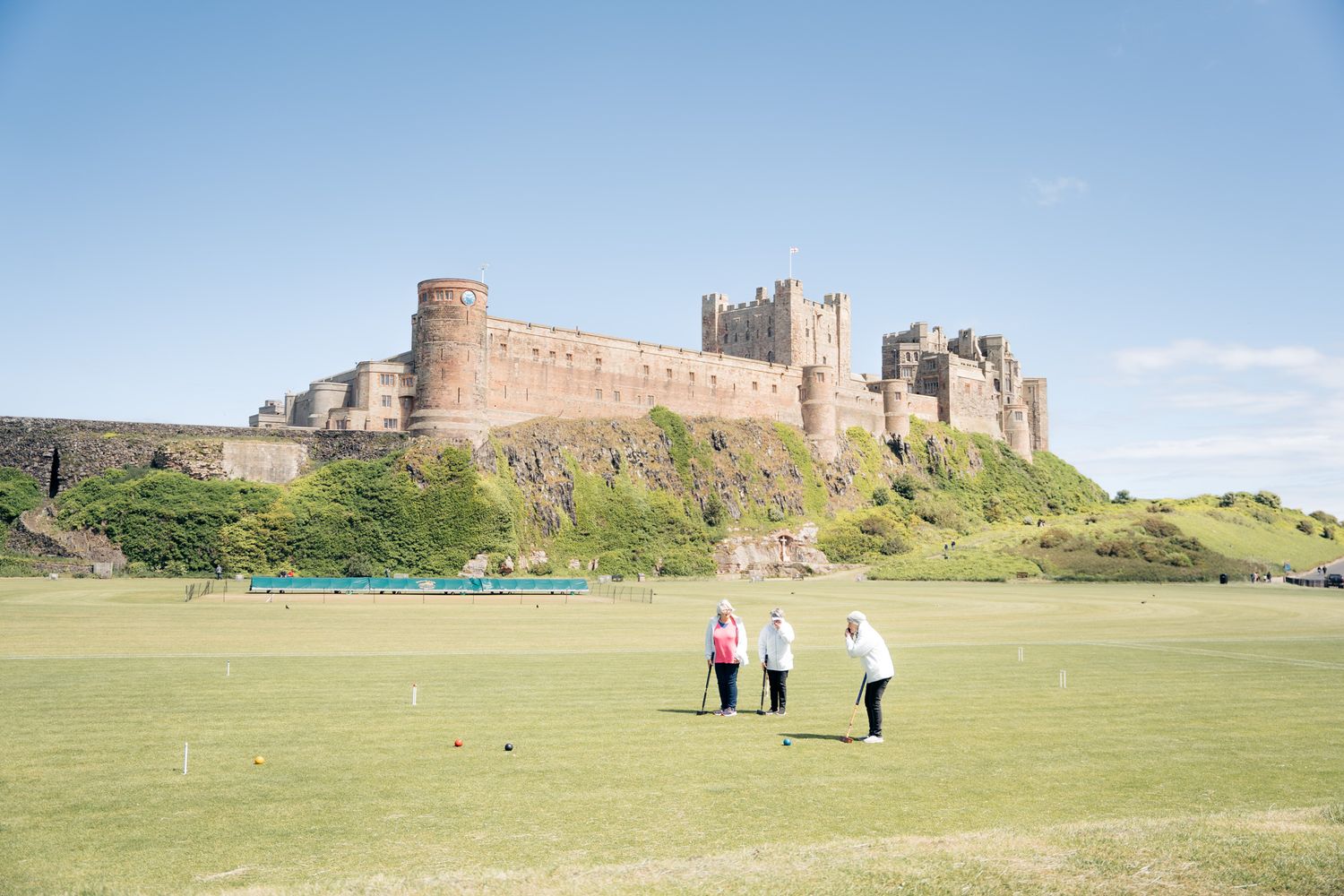 terrain de cricket devant chateau de Bamburgh en angleterre