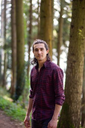Portrait en forêt d'un homme