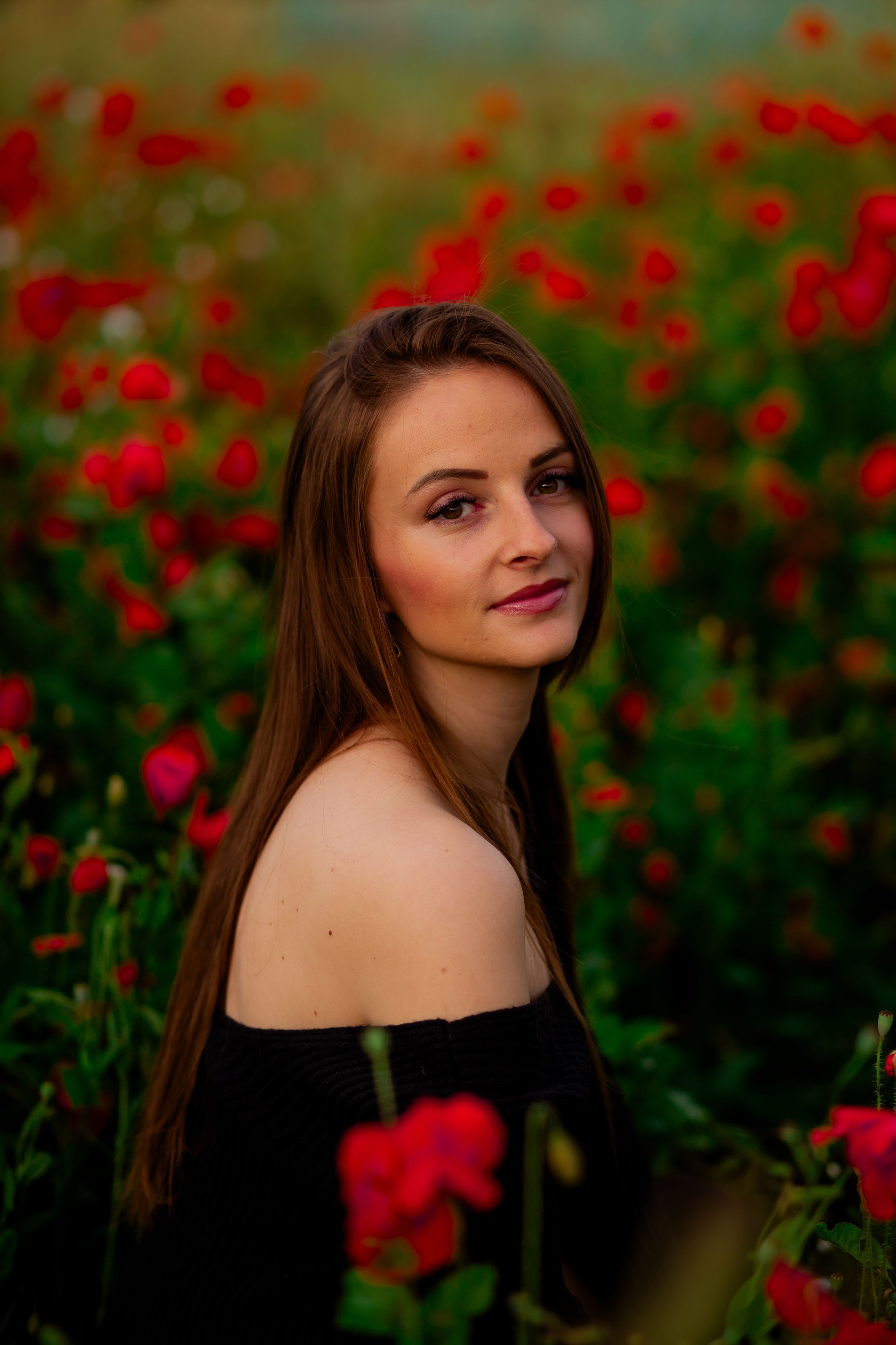 Portrait d'une jolie femme dans un champ de fleurs aux alentours de Clermont-Ferrand