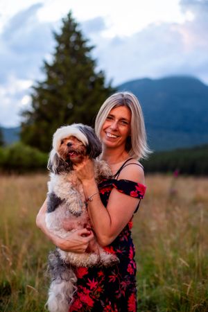 portrait femme et son chien animal de compagnie