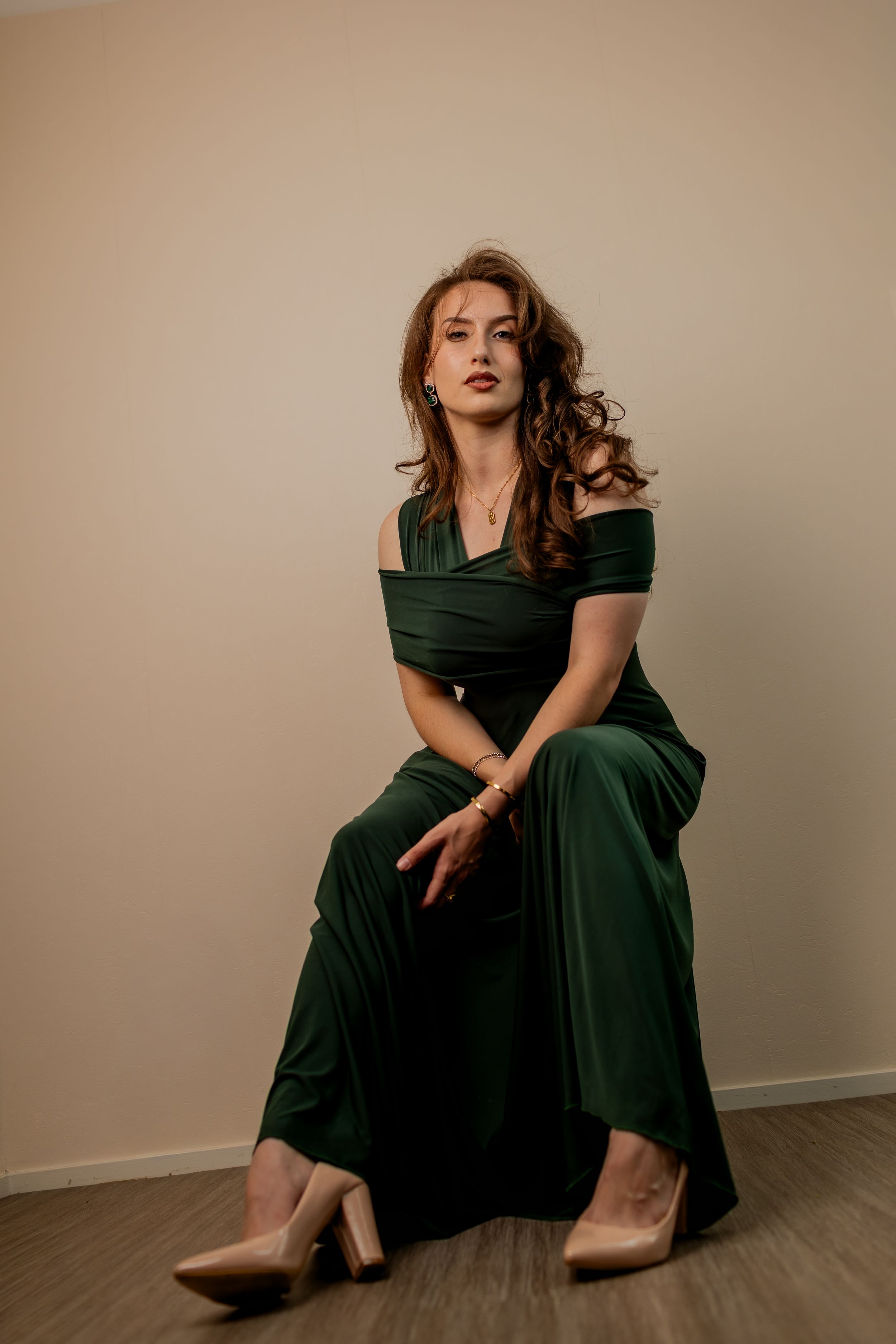 Portrait en studio avec une magnifique robe verte