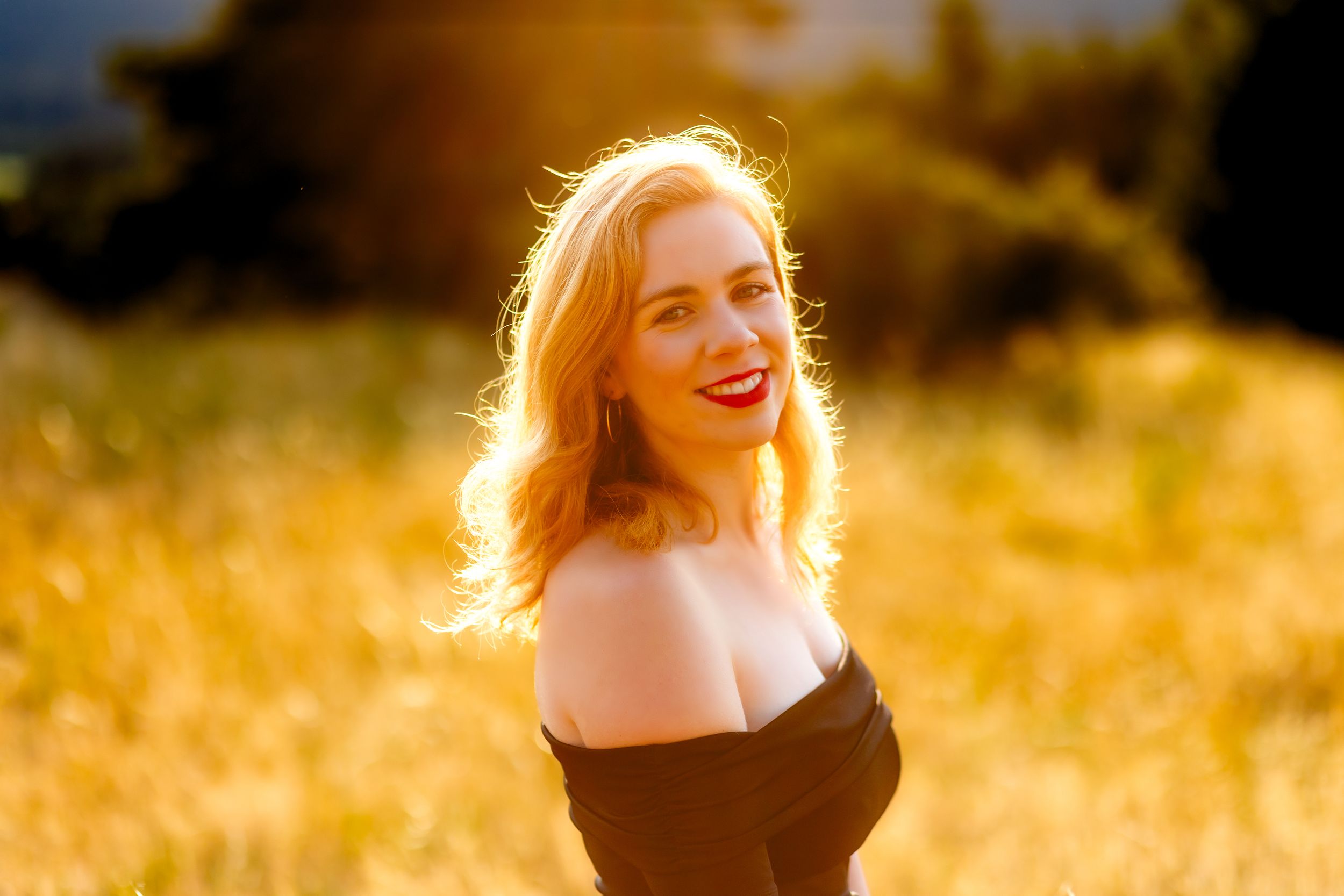 Portrait femme en extérieur au coucher de soleil, golden hour