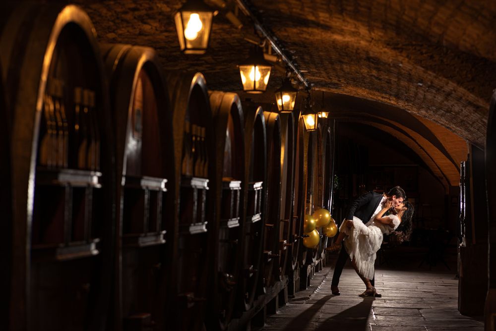 Photographie de la séance photo couple dans les caves historiques des Hospices de Strasbourg