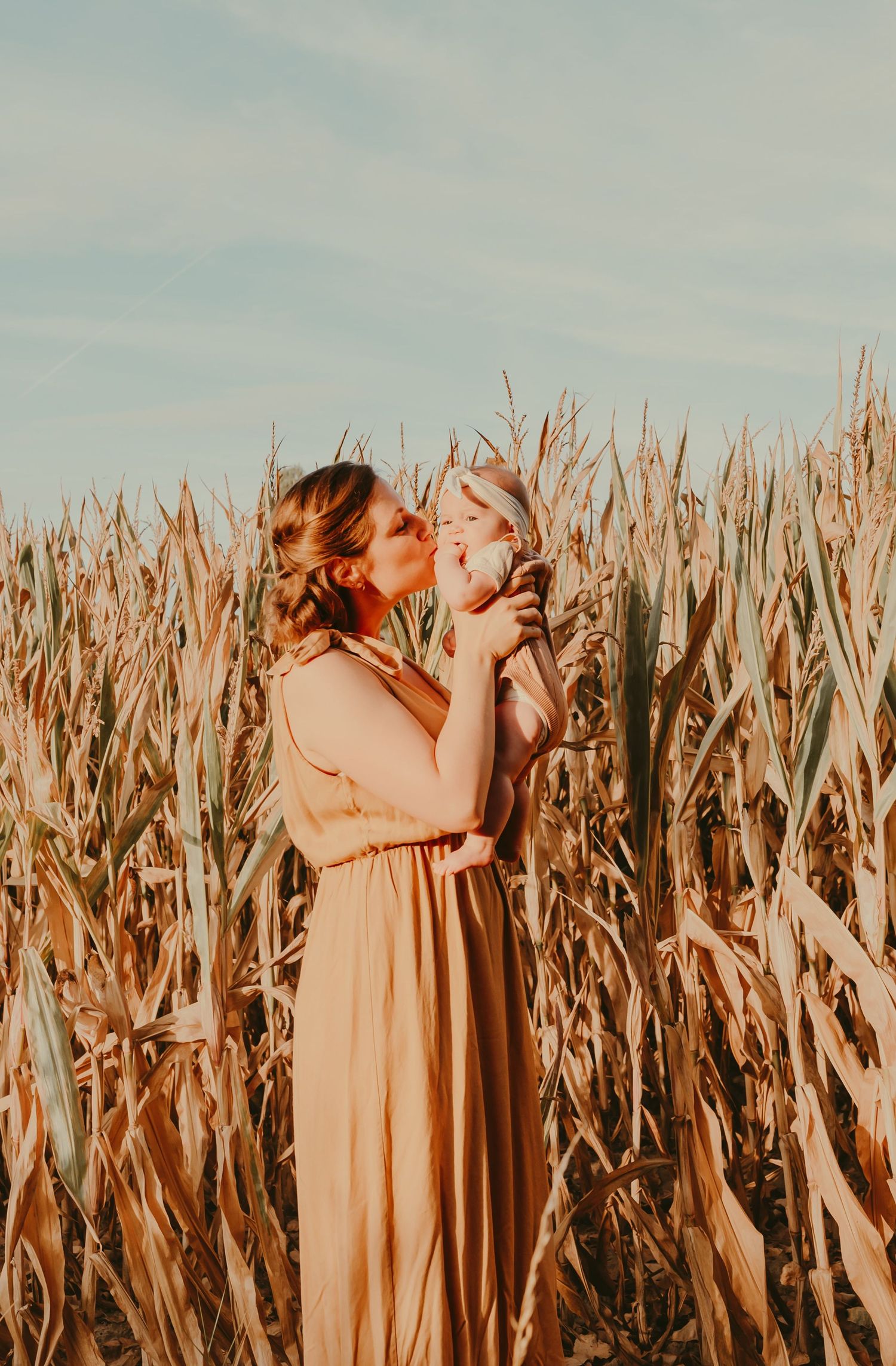 Melissa Stuer Photography Moederschapsfotograaf Moerbeke mommy and me mama en dochter golden hour knuffel kus aan mais zonsondergang