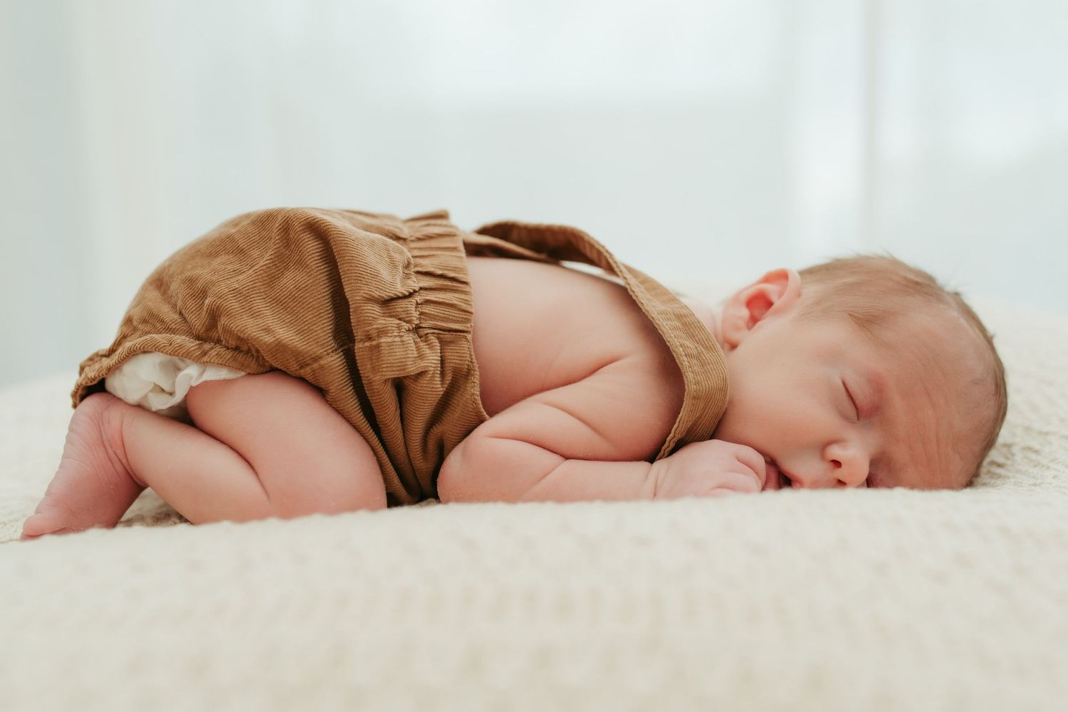 Melissa Stuer Photography Moederschapsfotograaf Moerbeke Oost-Vlaanderen newborn slapende baby liggend newbornfotograaf