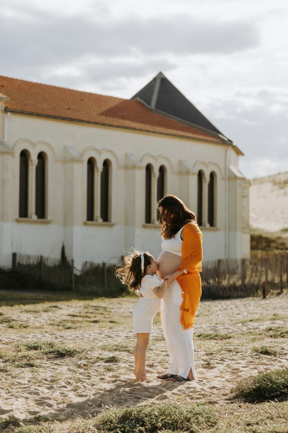 Photographie mère fille, lumière dorée à la plage, pays basque