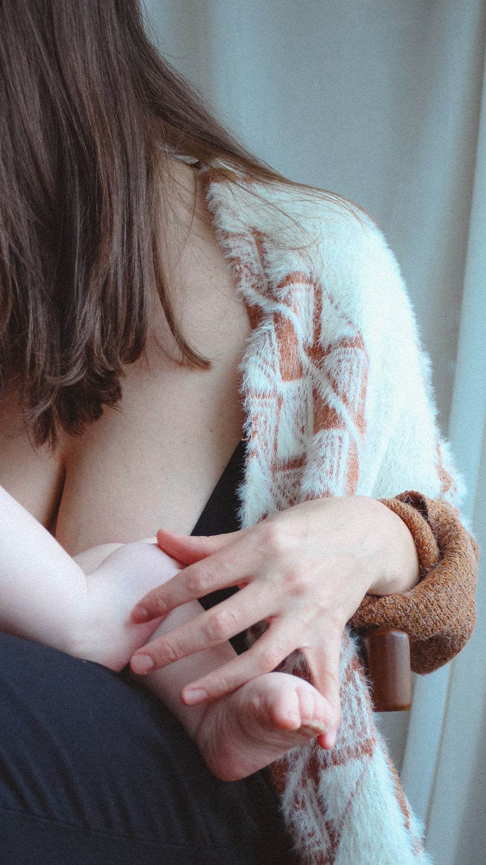 Vancouver Family and Motherhood Photographer offering candid, natural photos for capturing breastfeeding indoors or outdoors.