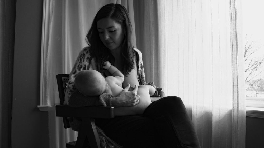 Vancouver Family and Motherhood Photographer offering candid, natural photos for capturing breastfeeding indoors or outdoors.