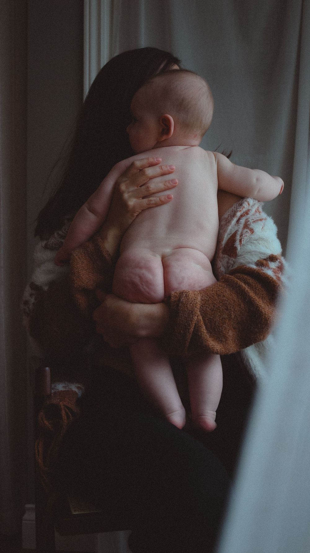 Vancouver Family and Motherhood Photographer offering candid, natural photos for capturing breastfeeding indoors or outdoors.