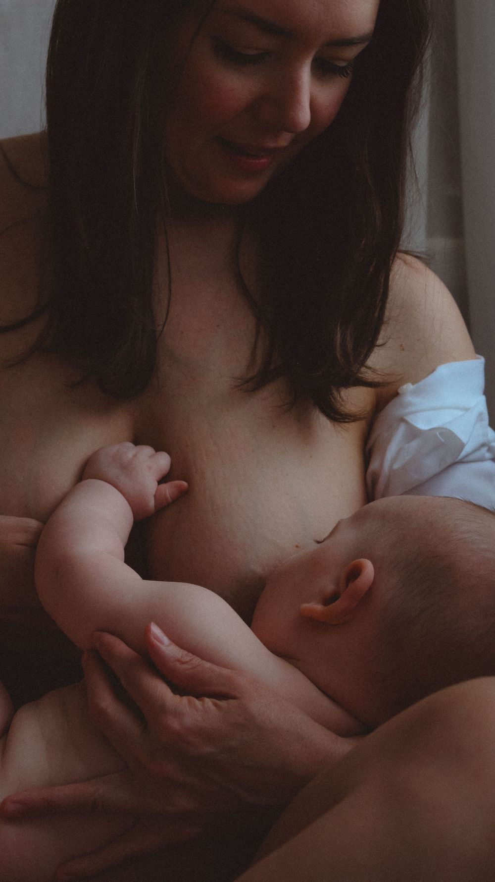 Vancouver Family and Motherhood Photographer offering candid, natural photos for capturing breastfeeding indoors or outdoors.
