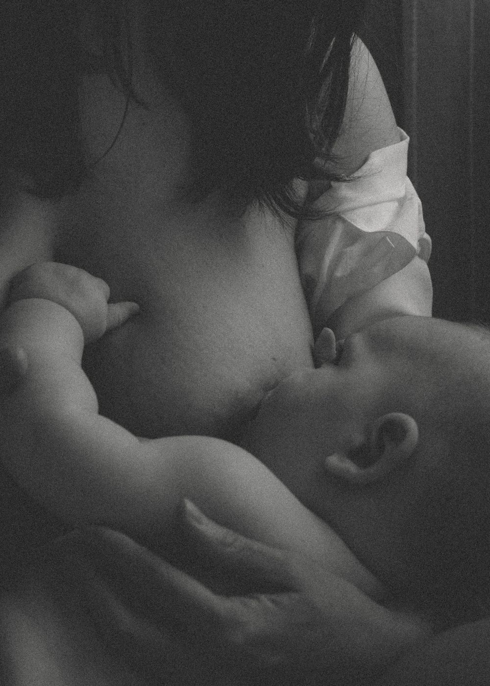 Vancouver Family and Motherhood Photographer offering candid, natural photos for capturing breastfeeding indoors or outdoors.