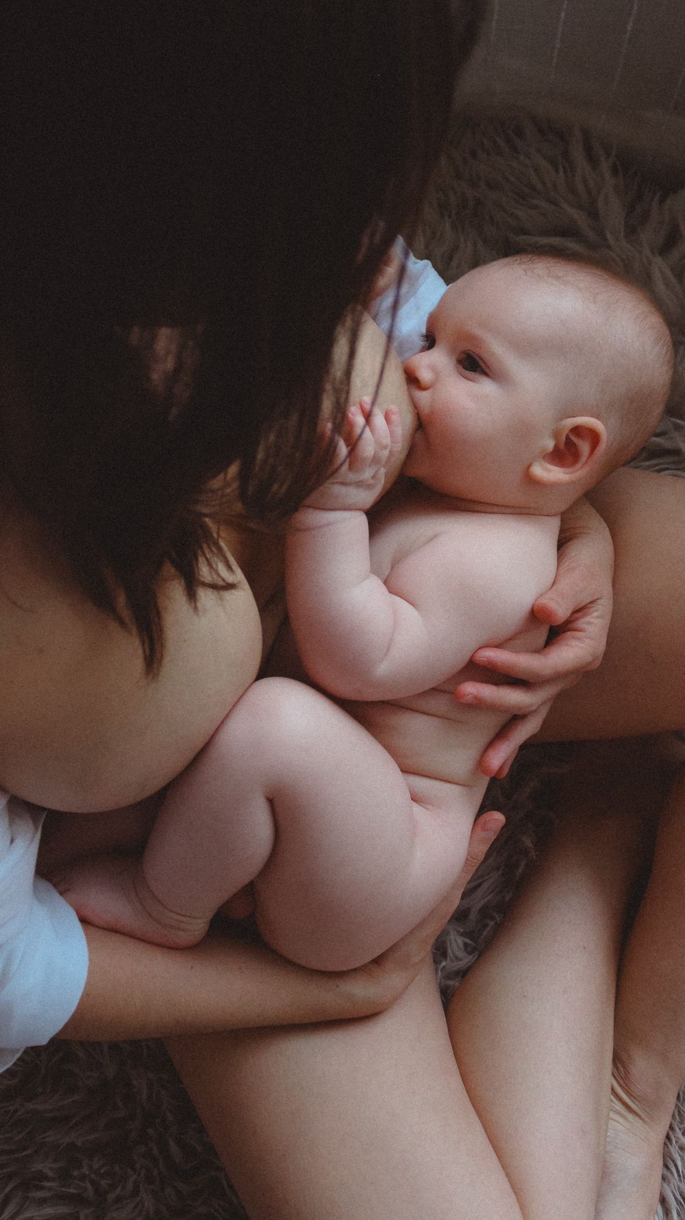 Vancouver Family and Motherhood Photographer offering candid, natural photos for capturing breastfeeding indoors or outdoors.