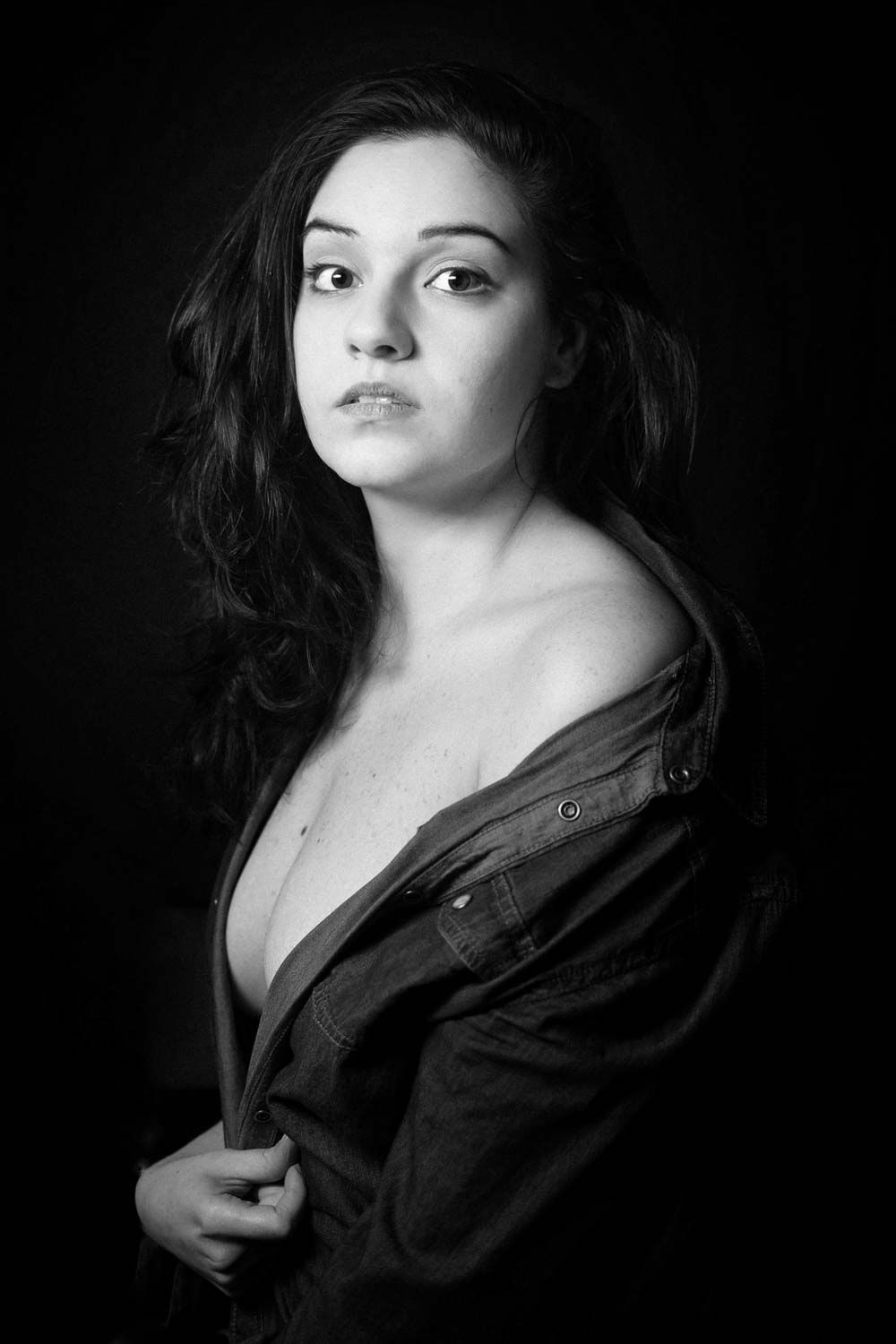 ein Portrait von einer Frau in Schwarz und weiß in Homestudio mit blitz system,.