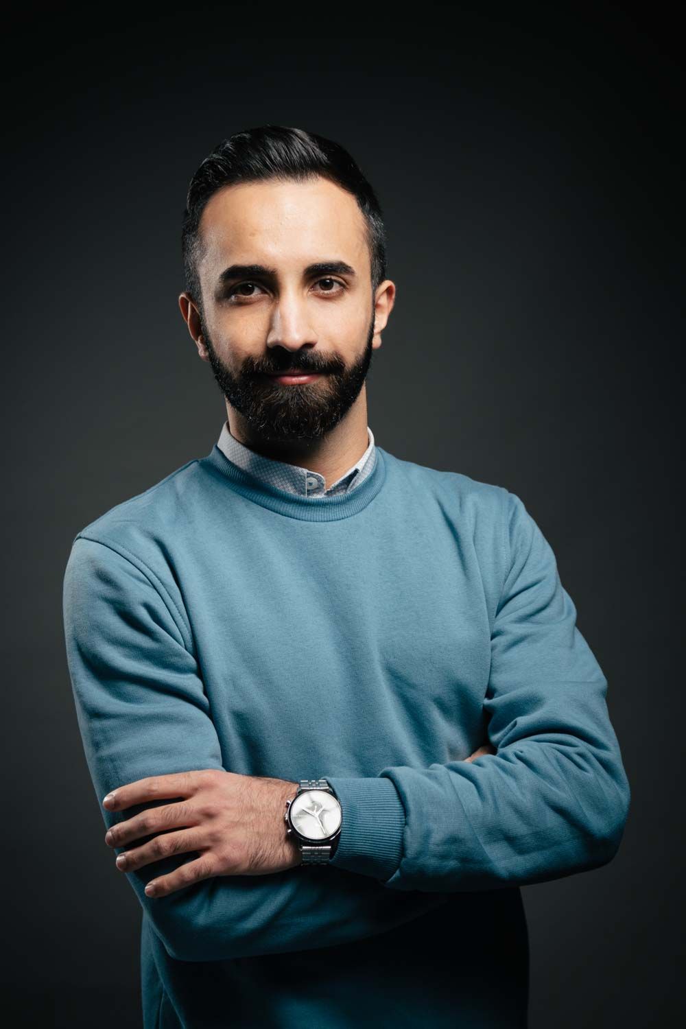Portrait von einem Man mit Bart in einem Bewerbungsfotoshooting indoor in NRW.,