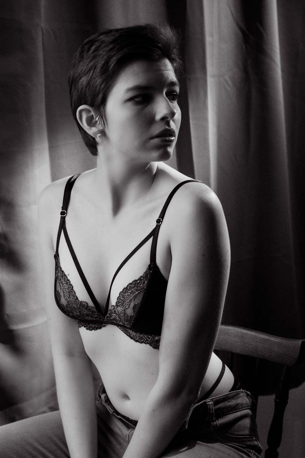 Sexy Frau in Dessous in einem Sensual Fotoshooting in meinem Homestudio in Köln, NRW.