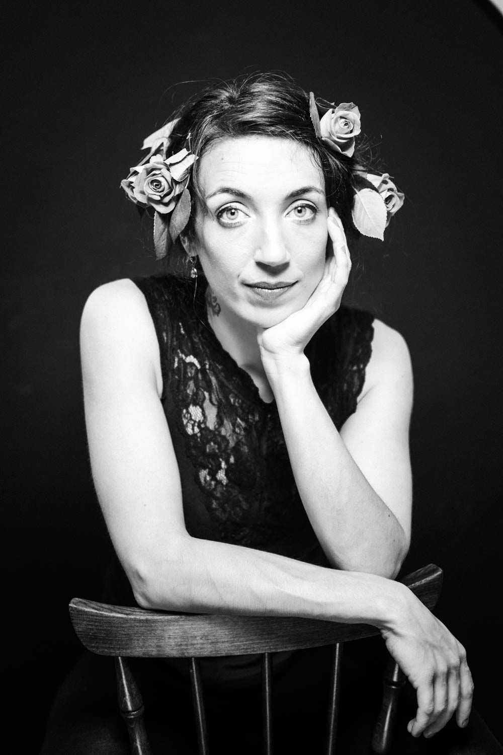 Portrait von einer Frau bit blumen an der Haare und eine pose  in einem Fotoshooting in NRW, Detuschland.