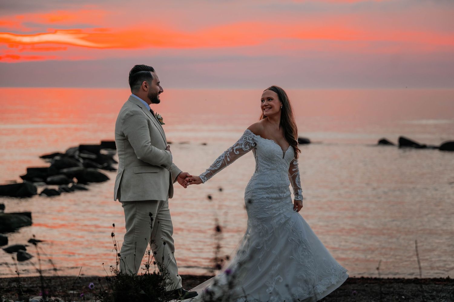 Bröllopsfotografering i solnedgången i Visby Gotland påväg till deras bröllopsmiddag